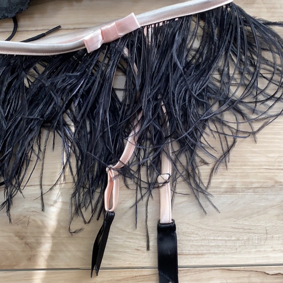 Fredericks of Hollywood Black Corset w/ Feather Belt - Picture 7 of 9